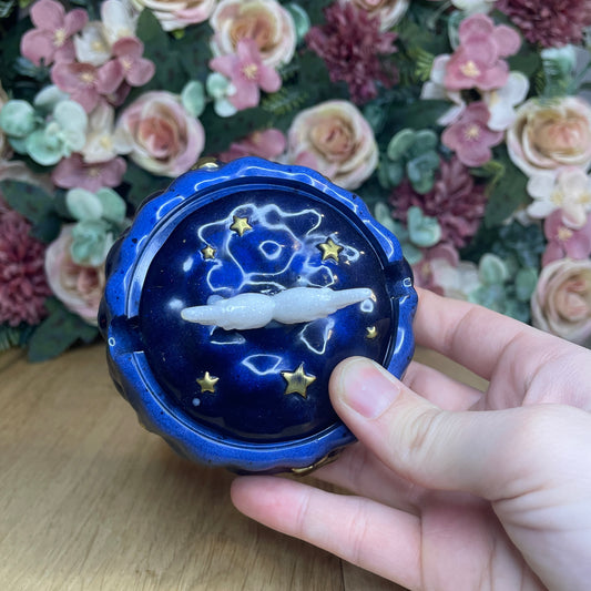 Runder Aschenbecher mit Deckel und Engelsflügel in verschiedenen Designs